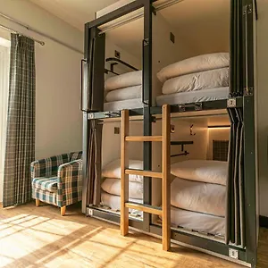 Vandrarhem Code Pod - The Court -